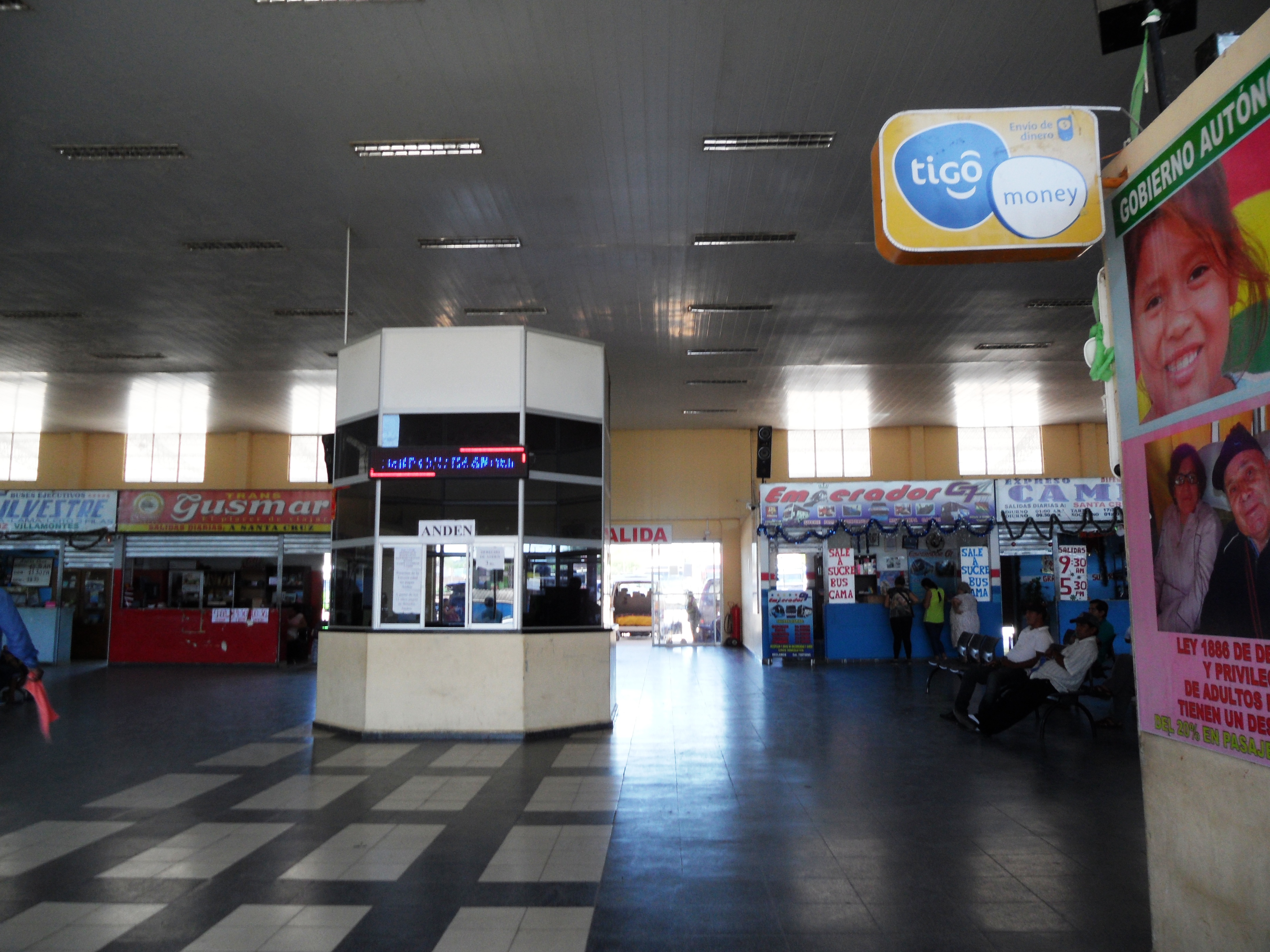 Foto: Terminal de buses - Camiri, Bolivia