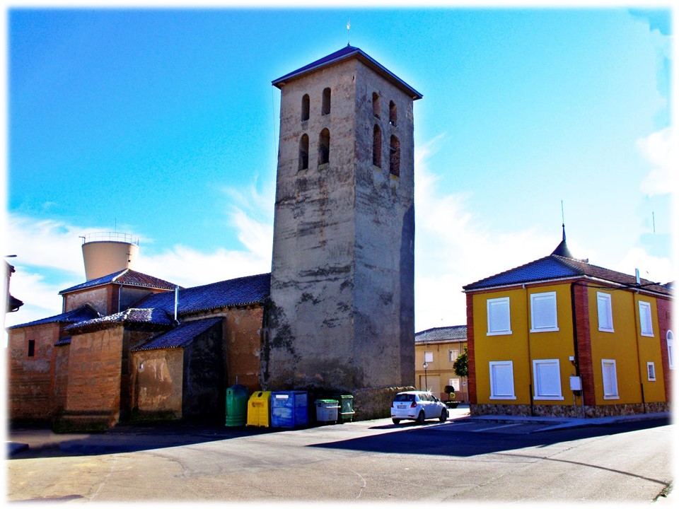 Foto: la iglesia y el Ayuntaniento por detras - Bercianos Del Paramo (León), España
