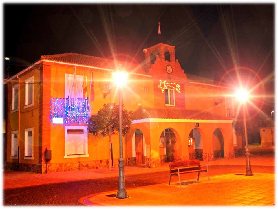 Foto: El Ayuntamiento de noche - Bercianos Del Paramo (León), España