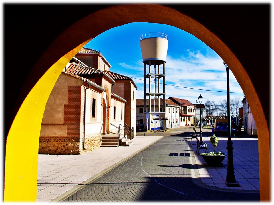 Foto: Bajo el portal del ayuntamiento 2 - Bercianos Del Paramo (León), España
