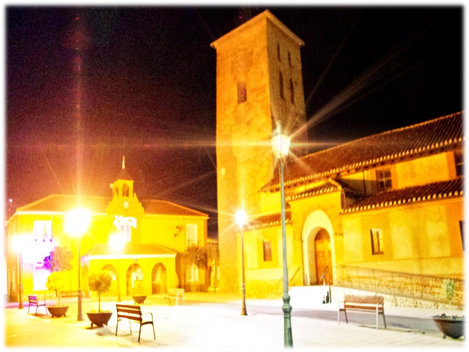 Foto: La torre y el Ayuntamiento de noche - Bercianos Del Paramo (León), España