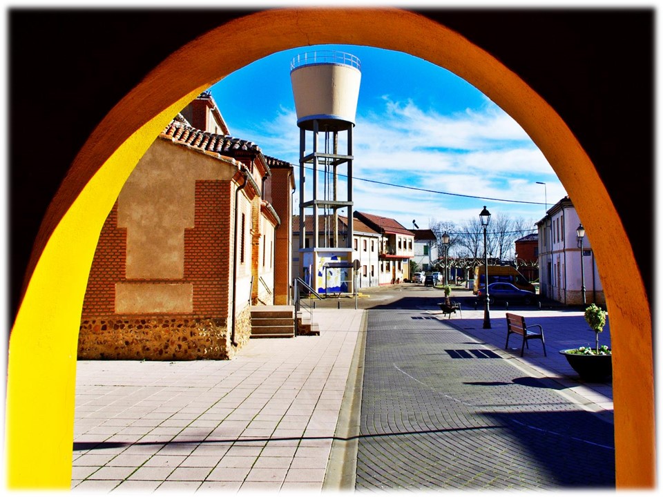 Foto: Bajo el portal del ayuntamiento - Bercianos Del Paramo (León), España