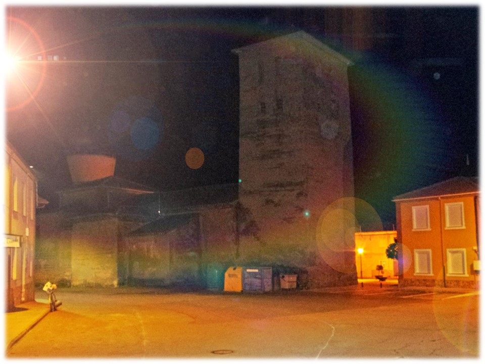 Foto: Tras la iglesia de noche - Bercianos Del Paramo (León), España