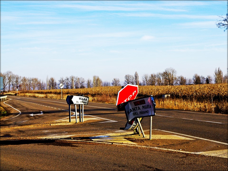 Foto: ¿Señales de trafico? - Villar Del Yermo (León), España