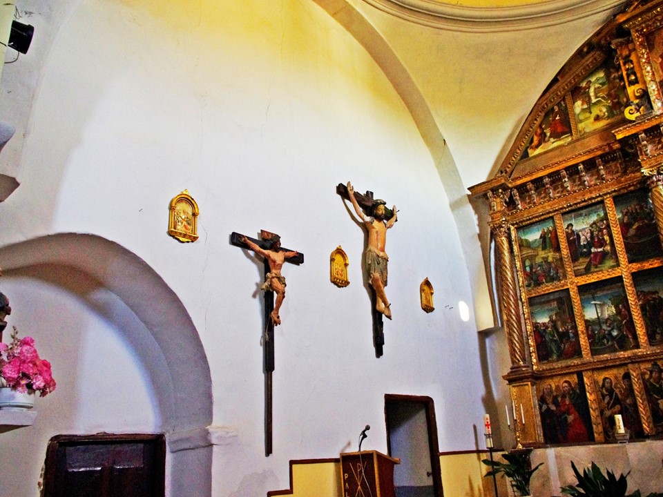 Foto: Crucifijos sobre la pared - Villar Del Yermo (León), España