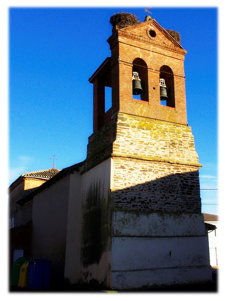 Foto: El campanario de la Iglesia - Villar Del Yermo (León), España