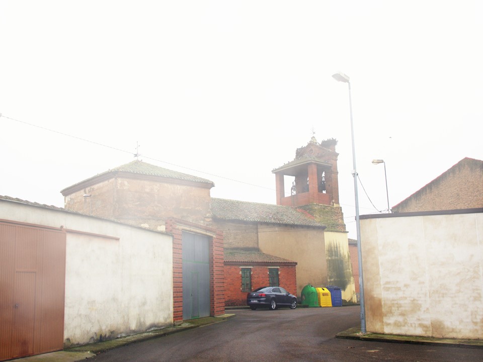 Foto: La iglesis entre la niebla desde la parte inversa - Villar Del Yermo (León), España