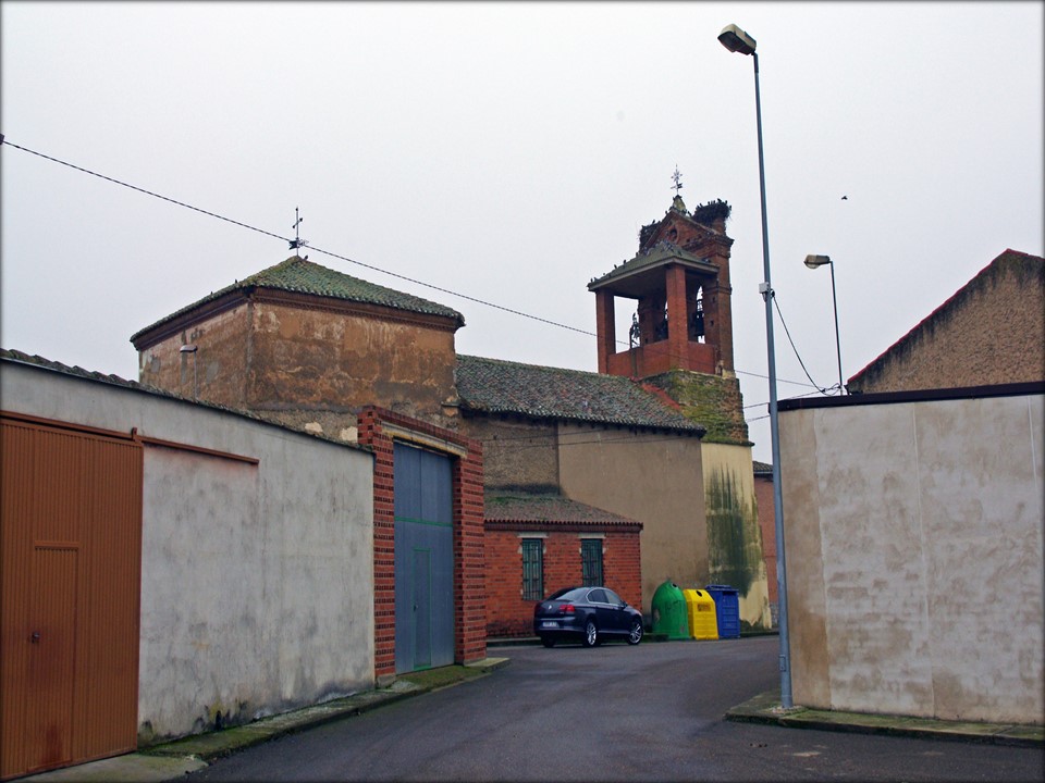 Foto: La iglesia desde la calle Santa maria - Villar Del Yermo (León), España