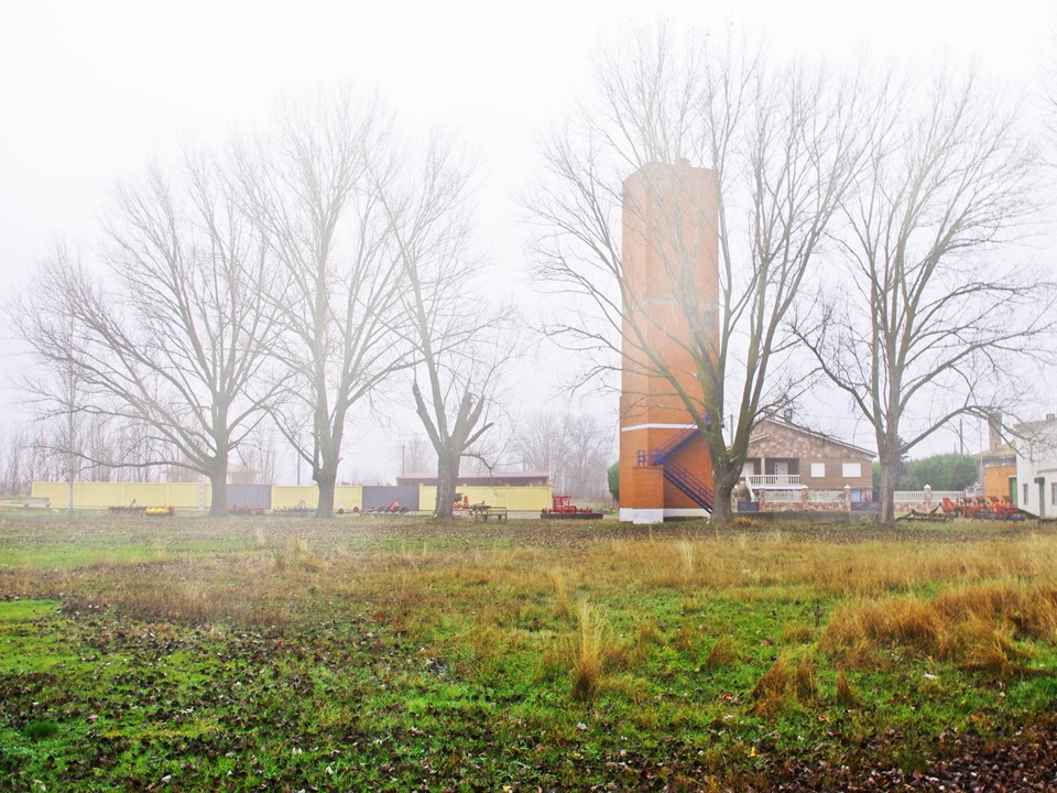 Foto: El deposito del agua entre la niebla de Enero - Villar Del Yermo (León), España