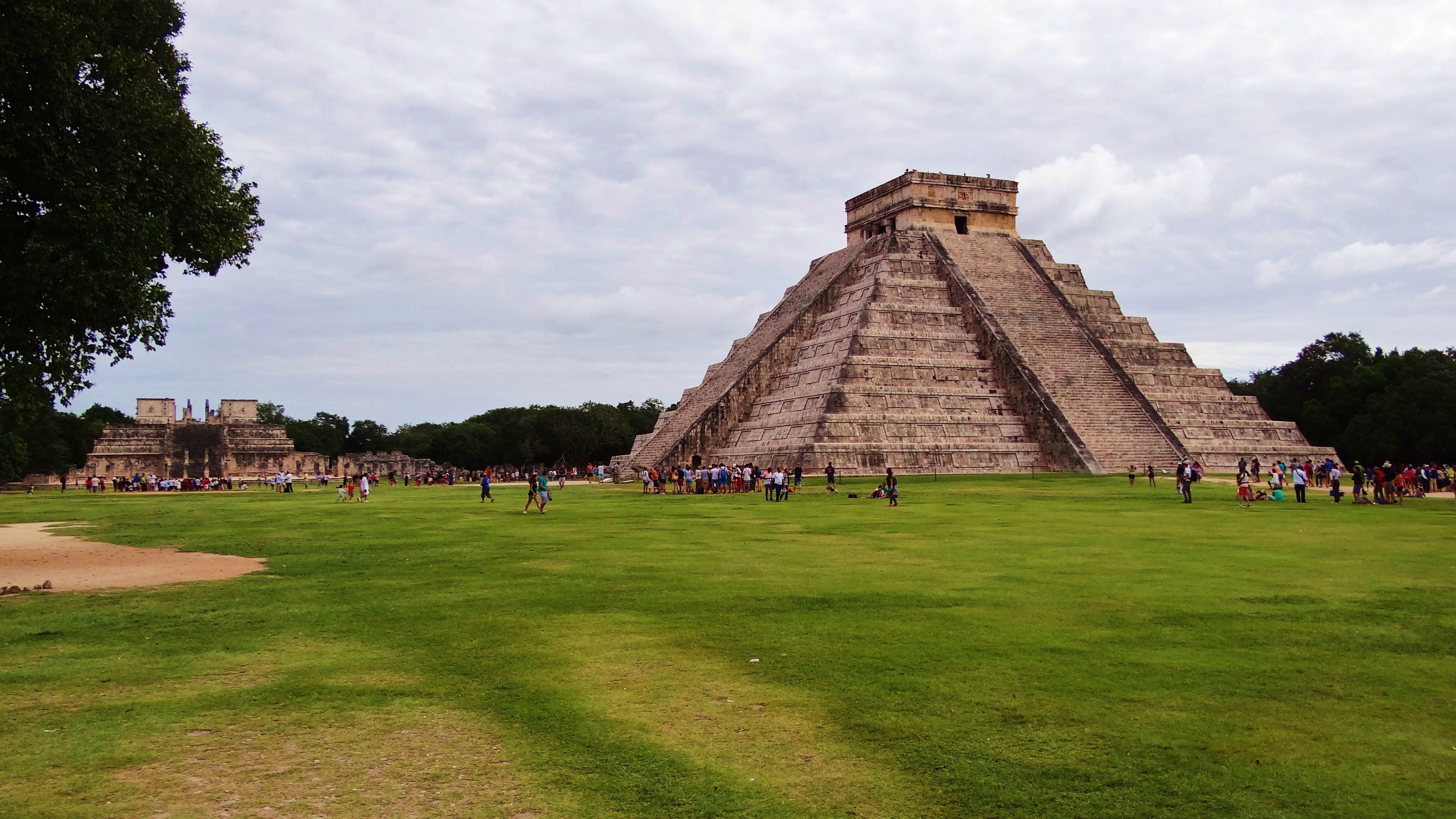 Foto: Templos de los Guerreros y de las Mil Columnas. Pirámide de Kukulkán - Tinum (Yucatán), México