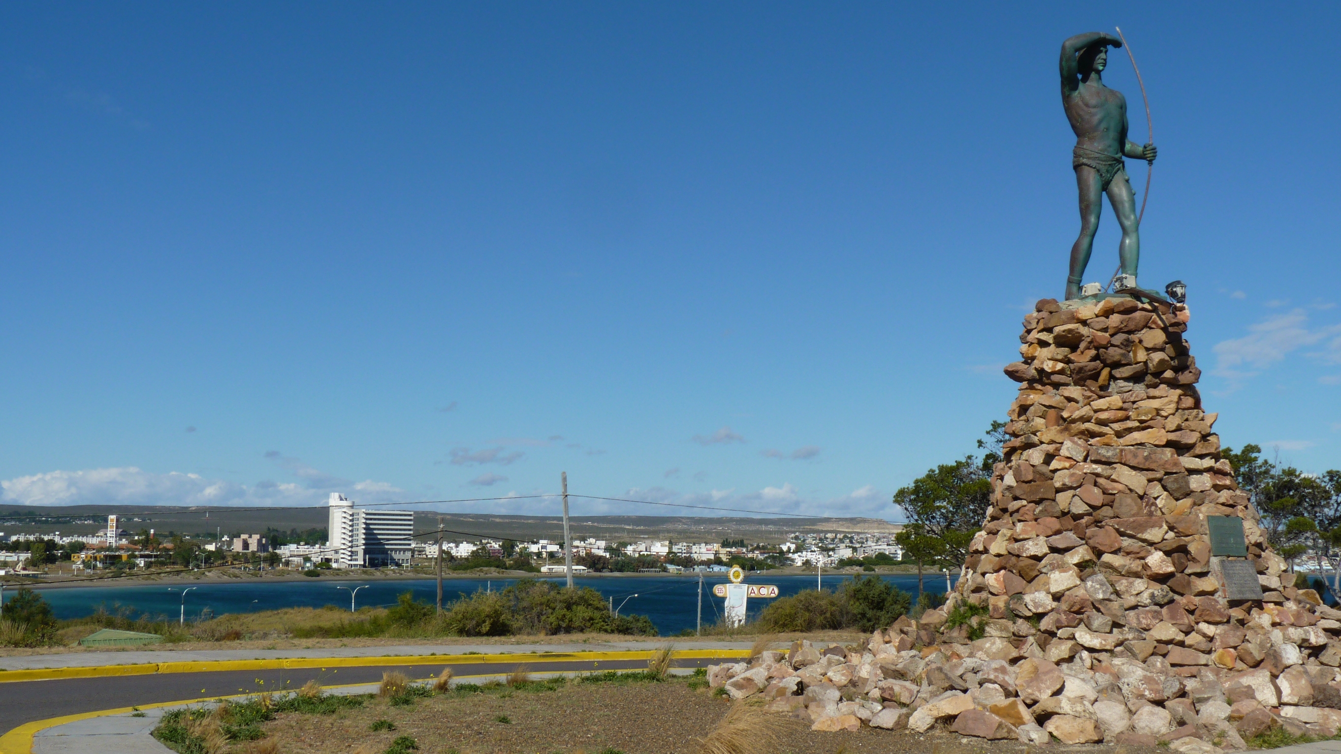 Foto: Monumento al indio tehuelche. - Puerto Madryn (Chubut), Argentina
