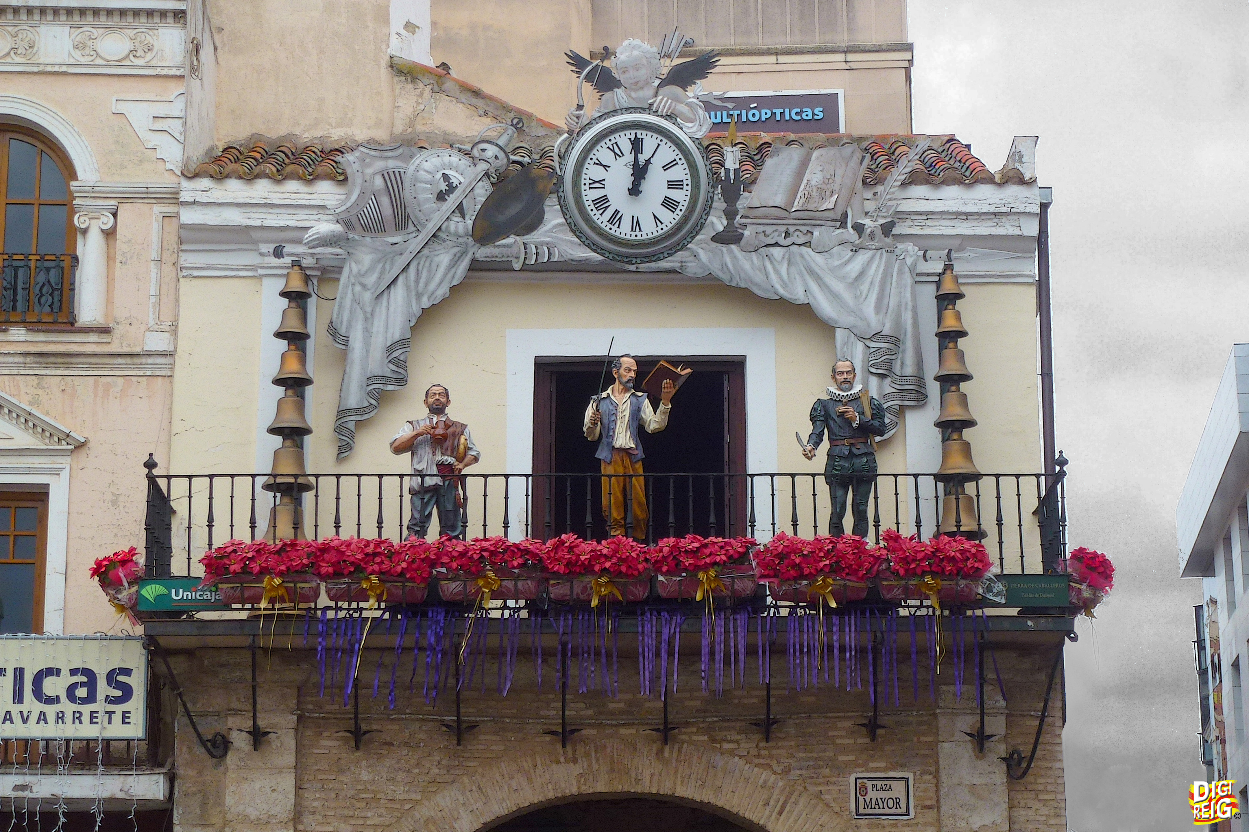 Foto: El Reloj Carillón dando la hora con los personajes: Cervantes, Quijote y Sancho Panza. - Ciudad Real (Castilla La Mancha), España