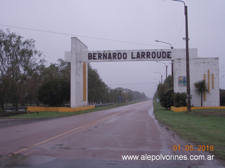 Foto: Acceso a Bernardo Larroude - Bernardo Larroude (La Pampa), Argentina