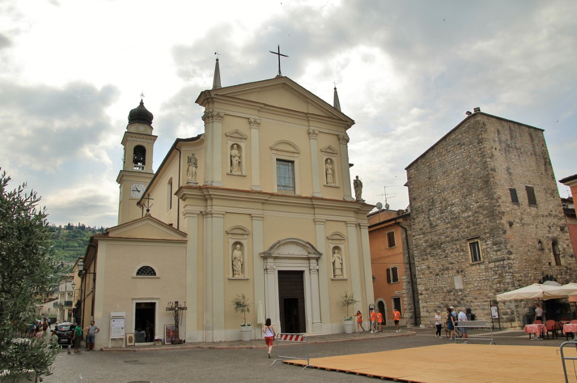 Foto: Iglesia de Pedro y Pablo - Torri del Benaco (Veneto), Italia