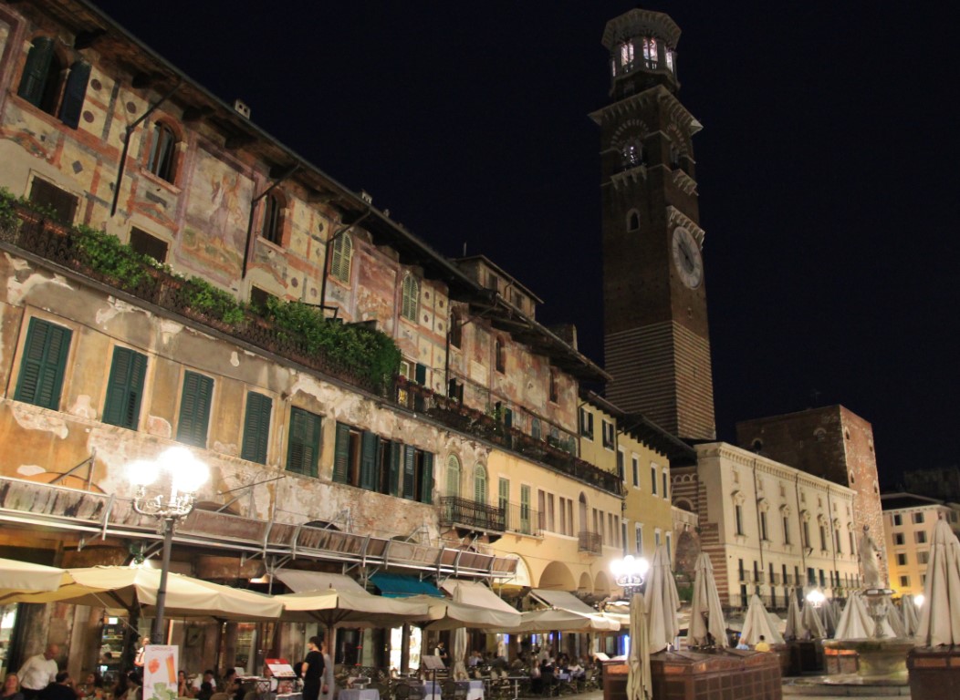 Foto: Plaza de la Erbe - Verona (Veneto), Italia