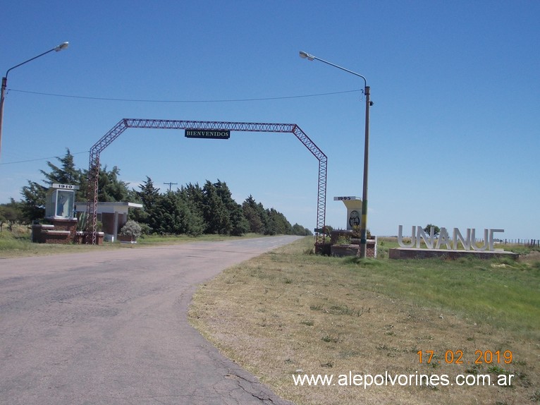 Foto: Unanue - Acceso - Unanue (La Pampa), Argentina