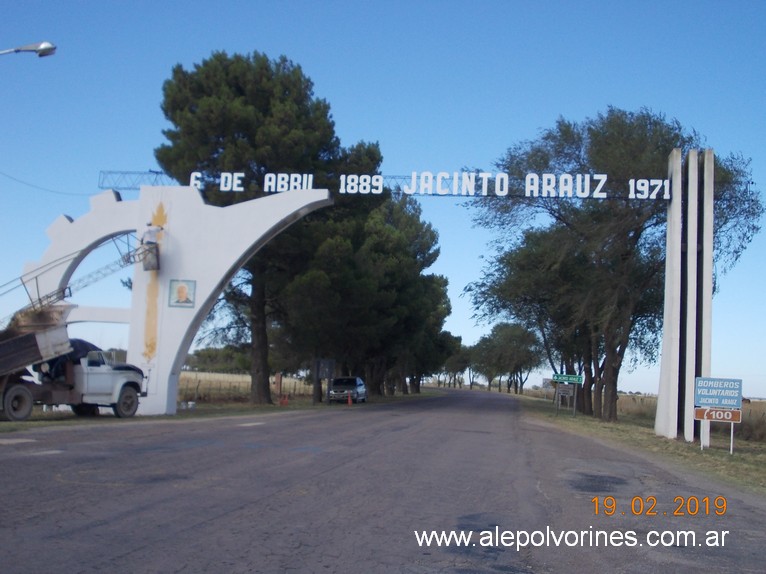 Foto: Acceso a Jacinto Arauz - Jacinto Arauz (La Pampa), Argentina