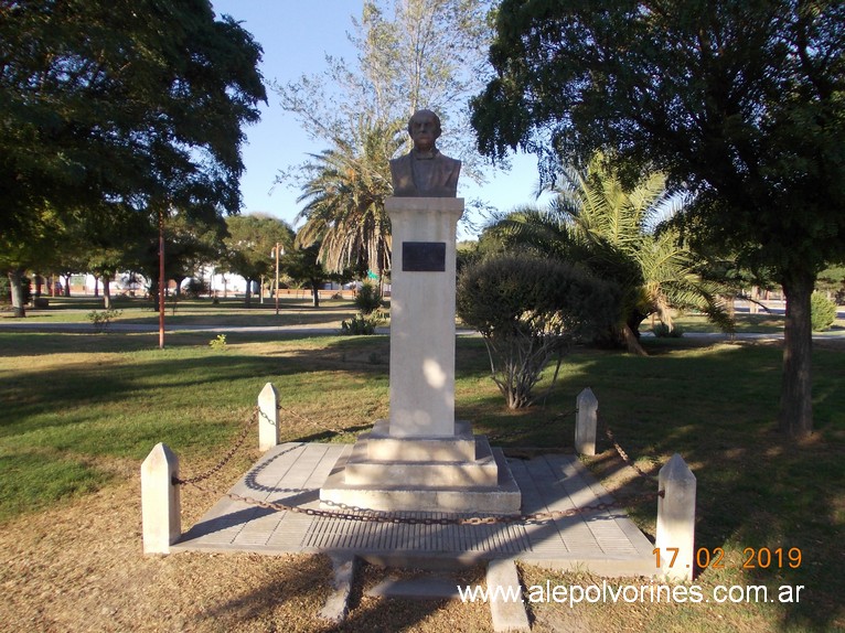 Foto: Bernasconi Plaza 25 de Mayo - Bernasconi (La Pampa), Argentina