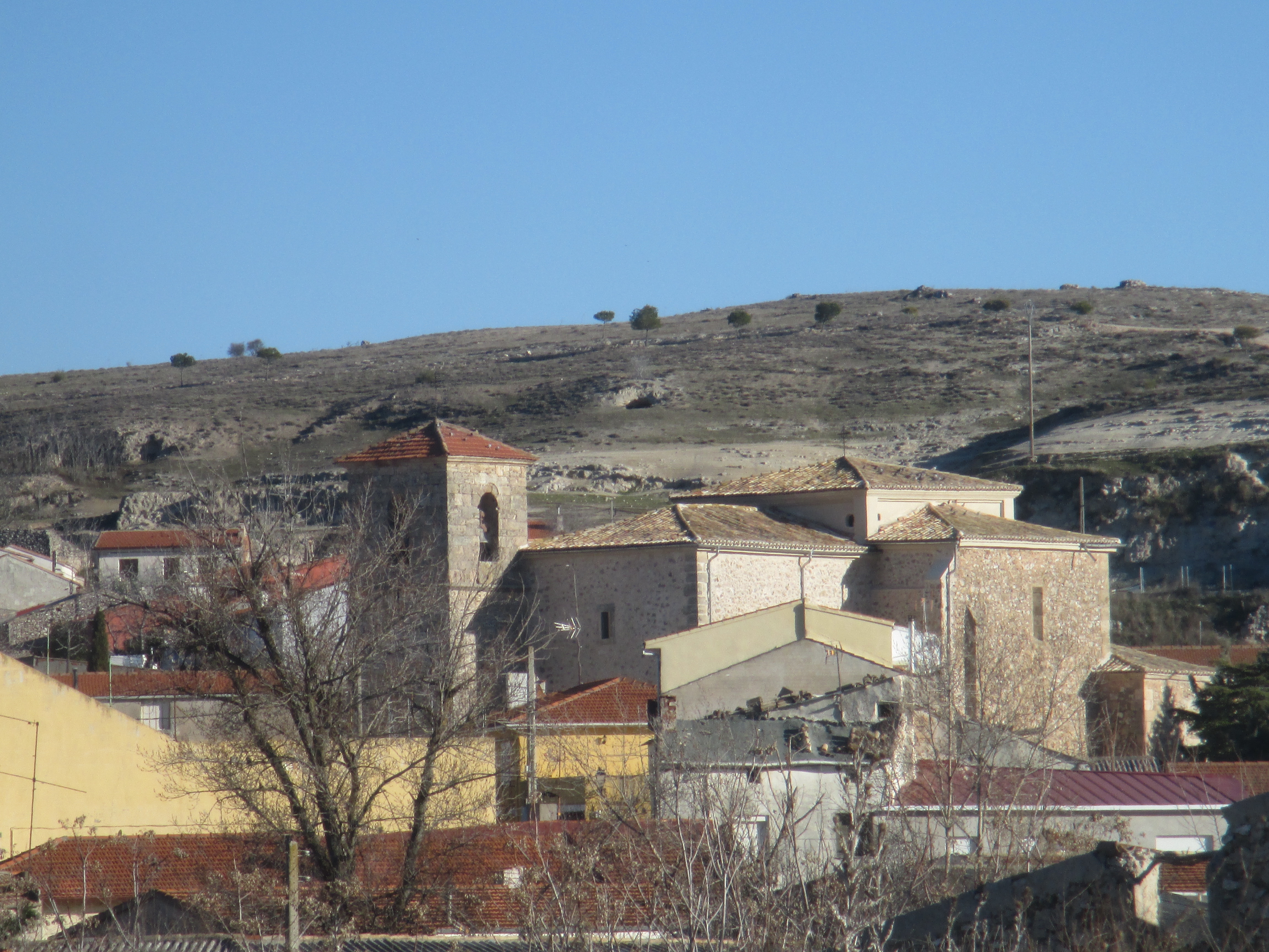 Foto: Vista del pueblo con la iglesia en el centro - Mazuecos (Guadalajara), España