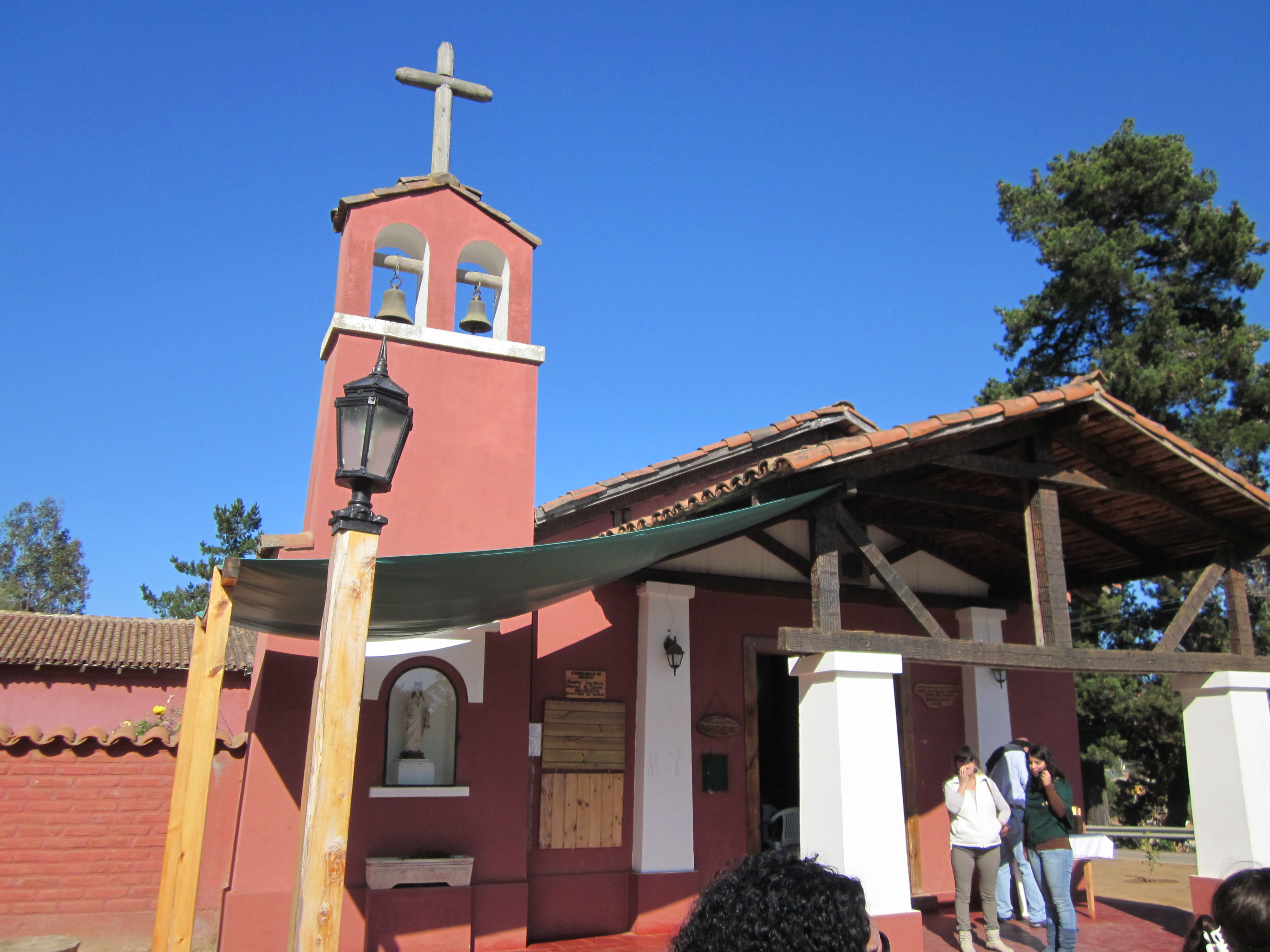 Foto: La iglesia de la localidad antes de la misa dominical - El Totoral (Valparaíso), Chile