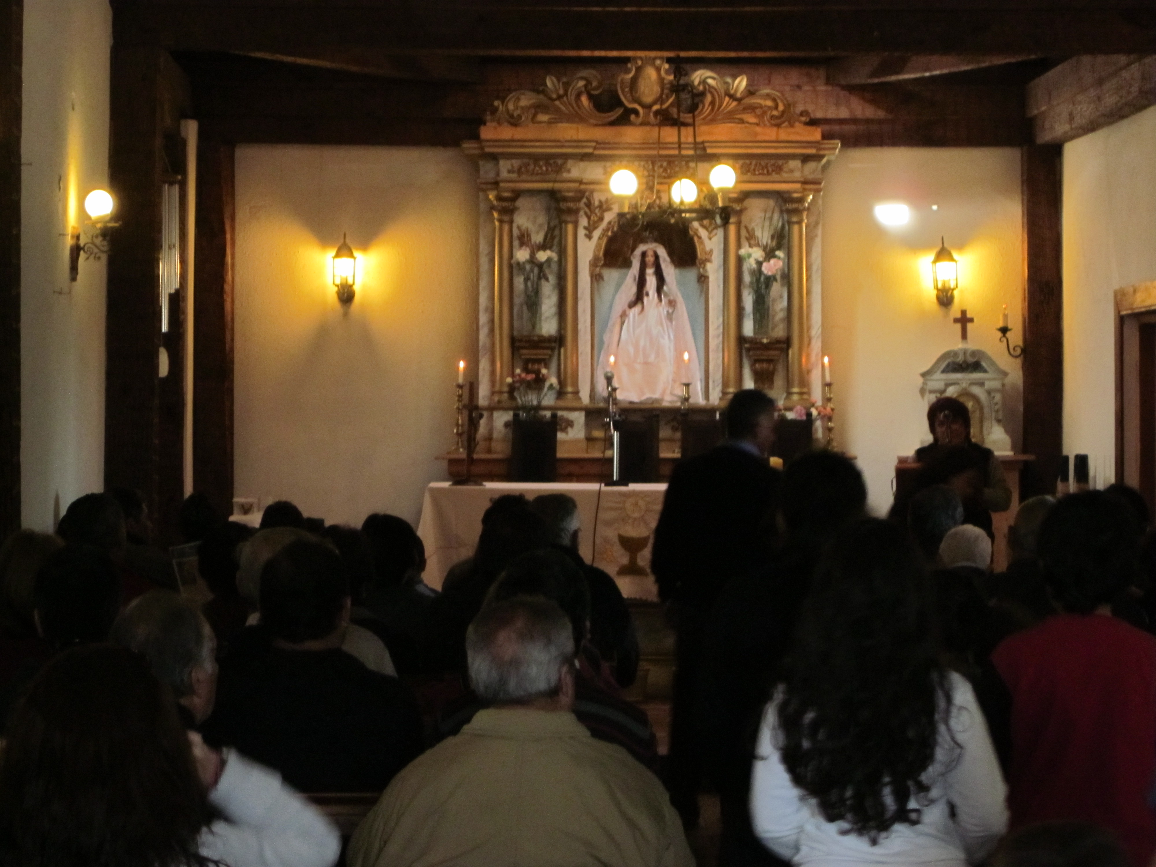 Foto: Interior de la iglesia durante la misa - El Totoral (Valparaíso), Chile