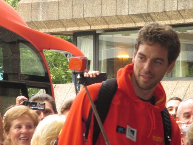 Foto: Pau Gasol atendiendo a los aficionados - Santander (Cantabria), España