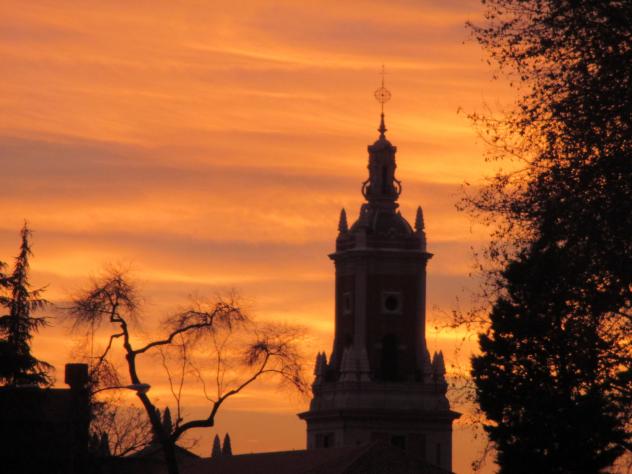 Foto: Rojizo atardecer tras el Museo de América - Madrid (Comunidad de Madrid), España