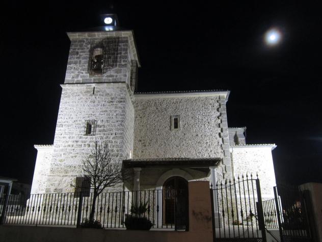 Foto: Iglesia de Santo Domingo de Silos por la noche - Mazuecos (Guadalajara), España