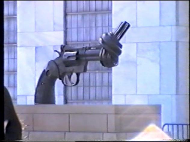 Foto: Monumento en los jardines de la ONU - New York, Estados Unidos