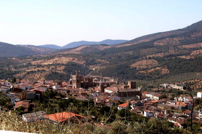 Foto: Completa vista de la villa - Guadalupe (Cáceres), España