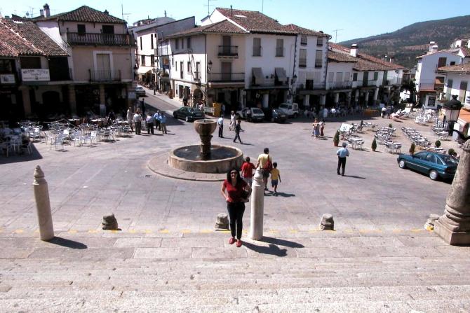 Foto: La bonita plaza - Guadalupe (Cáceres), España