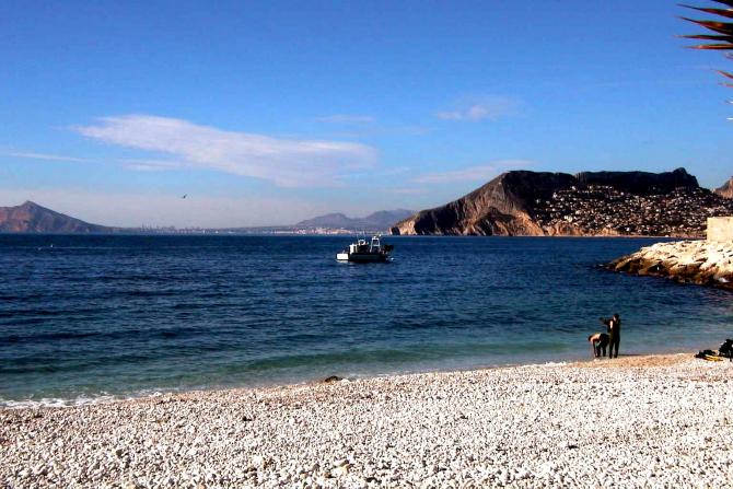 Foto: Una de las bonitas playas en la costa del municipio - Calpe (Alicante), España