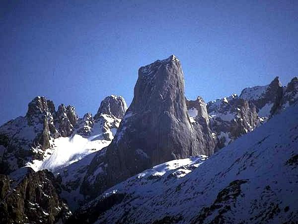 Foto: Pese a ser ya primavera los Picos de Europa conservaban la nieve - Cangas de Onís (Asturias), España