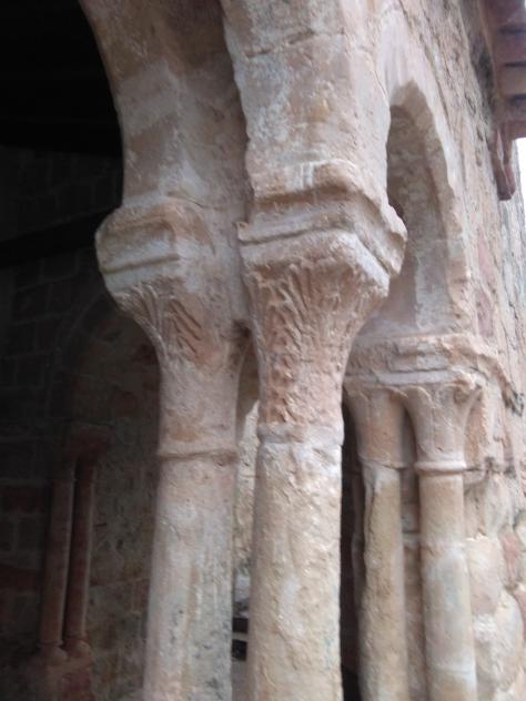 Foto: Capiteles decorados con motivos vegetales en los arcos de la iglesia - Carabias (Guadalajara), España