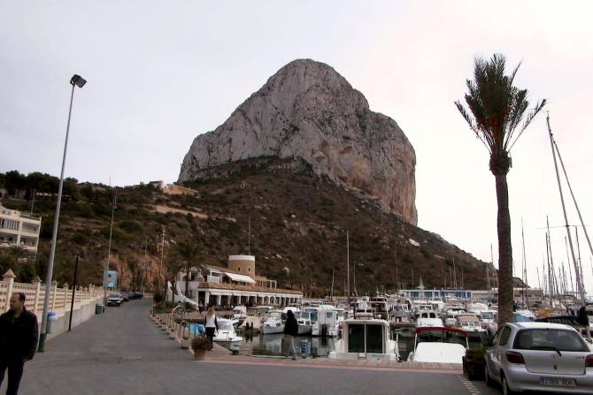 Foto: El peñón de Ifach visto desde el puerto deportivo - Calpe (Alicante), España