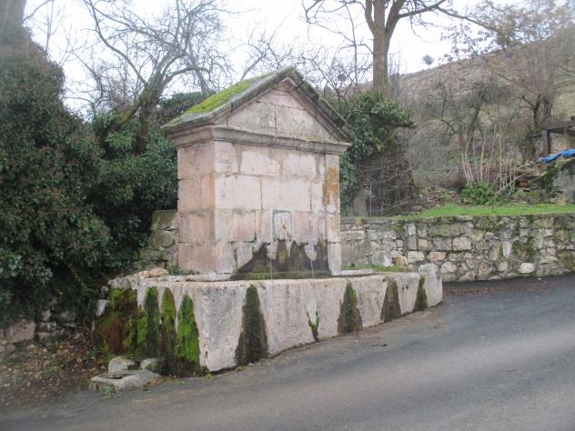 Foto: Fuente de piedra de estilo neoclásico - Carabias (Guadalajara), España
