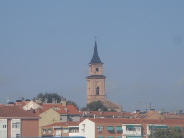Foto: Vista en la que destaca la torre de la iglesia de San Pedro Apóstol - Barajas (Madrid), España