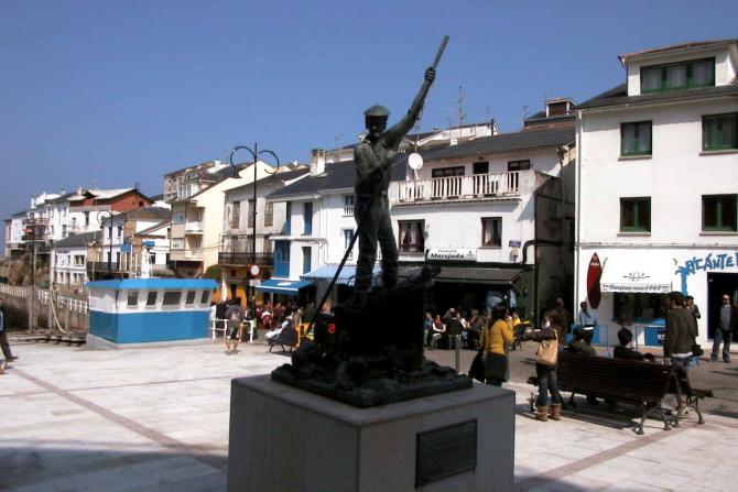 Foto: Estatua en el puerto - Tapia de Casariego (Asturias), España