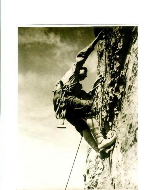 Foto: Joaquín Company i Vidal escalando la pared de Sant Jeroni en los años 50 - Monistrol de Montserrat (Barcelona), España