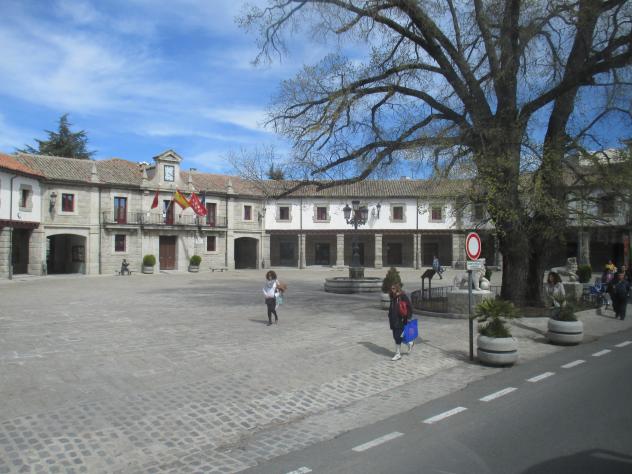 Foto: La bonita Plaza Mayor - Guadarrama (Madrid), España
