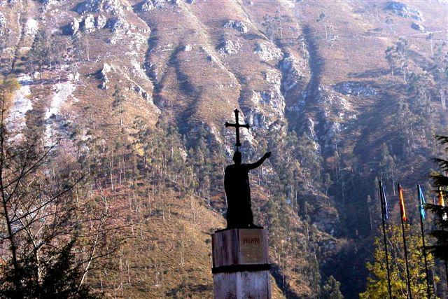 Foto: Monumento a Don Pelayo - Cangás de Onís (Asturias), España