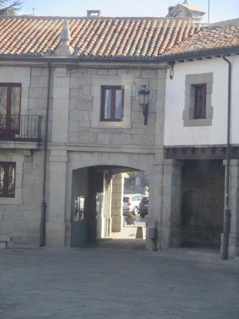 Foto: Arco de acceso en la Plaza Mayor - Guadarrama (Madrid), España