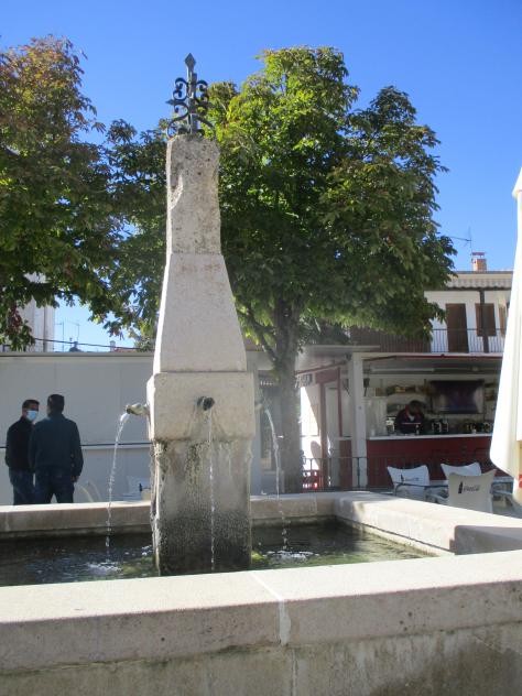 Foto: Fuente ornamental en la plaza Mayor - Yebra (Castilla La Mancha), España