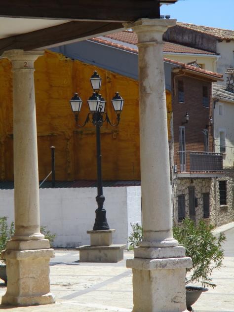 Foto: Atrio de la iglesia y farola isabelina - Yebra (Castilla La Mancha), España