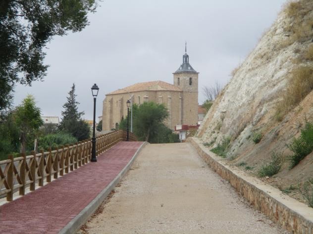 Foto: Iglesia vista desde la ermita - Albares (Castilla La Mancha), España