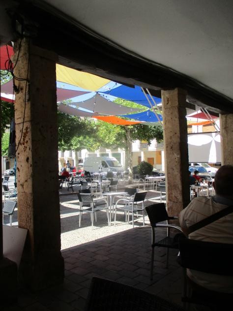 Foto: Terraza en la plaza Mayor vista desde sus pórticos - Móndejar (Castilla La Mancha), España