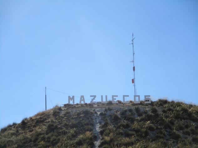 Foto: Cerro Redondo con las letras que forman el nombre del pueblo - Mazuecos (Castilla La Mancha), España