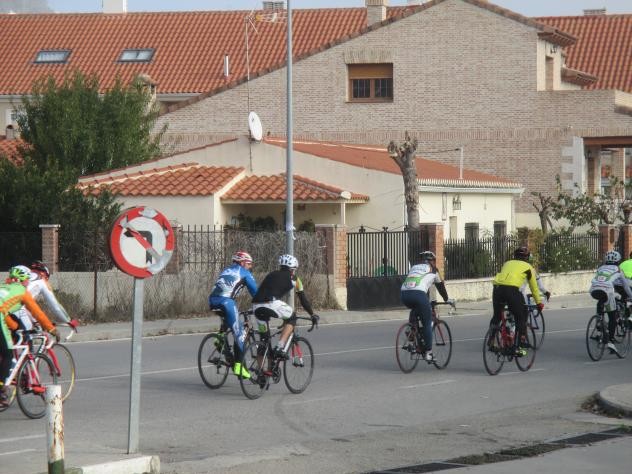 Foto: Ciclistas atravesando el municipio - Tielmes (Comunidad de Madrid), España