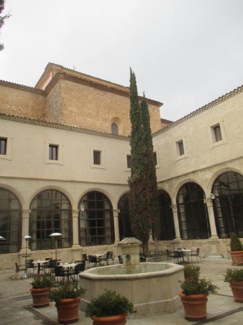 Foto: Terraza en el exterior del claustro del Parador de Turismo - Cuenca (Castilla La Mancha), España