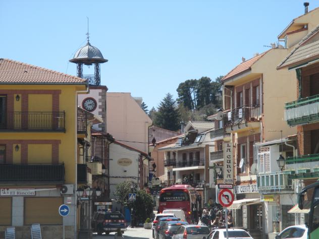 Foto: La circulación de vehículos por el centro es bastante complicada - Cercedilla (Madrid), España